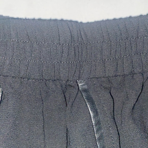 Forever 21 Black Faux Leather Trim Tulip Flowy Shorts in Small - Picture 5 of 8